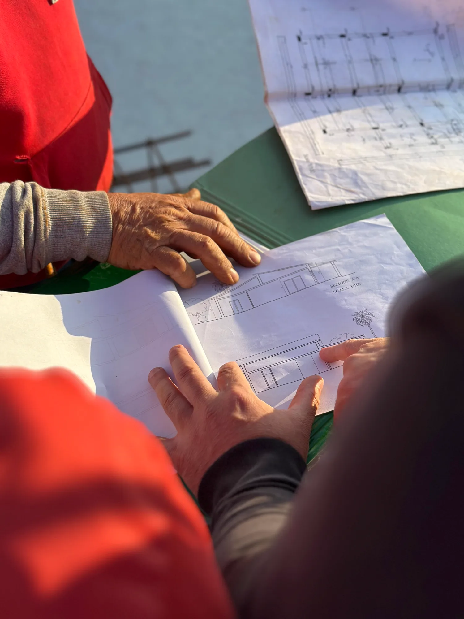 Equipo técnico revisando planos, fotografía de referencia